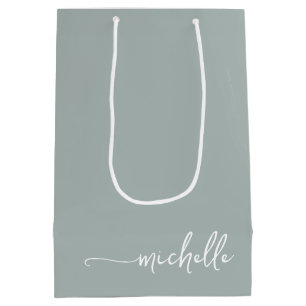 Chic Sage Green Monogram Name Script Mittlere Geschenktüte