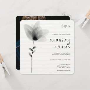 Chic Schwarz-weiß florales Foto Mit Monogramm Hoch Einladung