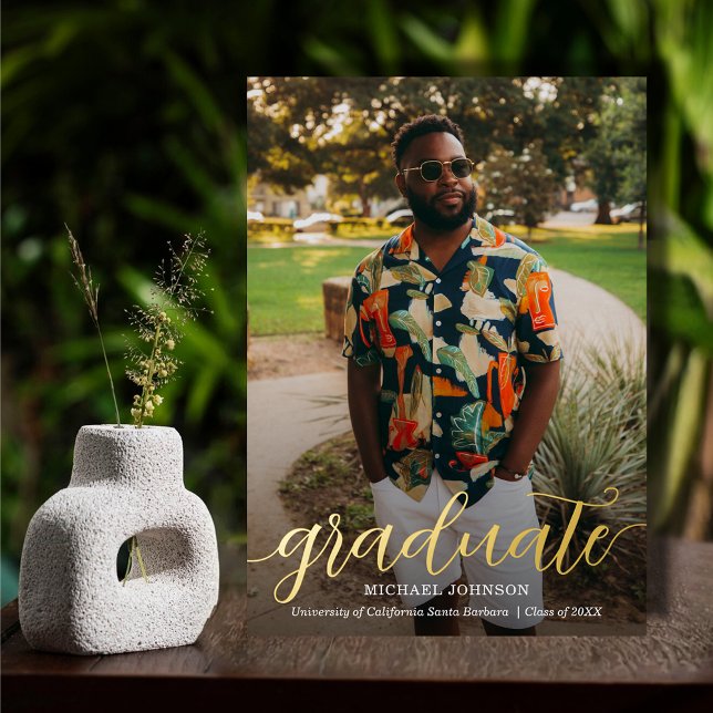 Chic Script Foto Abschluss Gold Folieneinladung (Elegant script graduation REAL gold foil party invitations with your party details on the back)