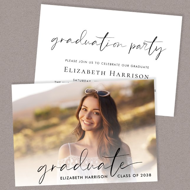 Chic Script Foto Graduation Party Einladung (A personalized photo graduation party invitation to celebrate the graduate's achievements)