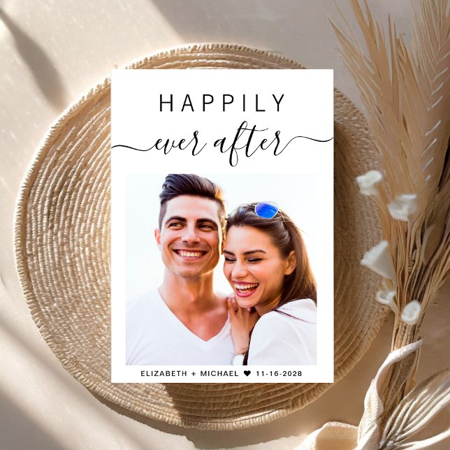 Chic Script Foto QR Code in einer Hochzeit Einladung (An chic Happily Ever After photo wedding invitation to set the tone for an unforgettable event)