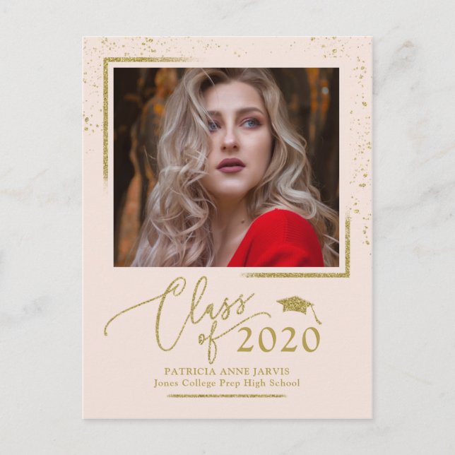 Chic Script Grad Ankündigung Festive Gold Glitzer Postkarte (Vorderseite)