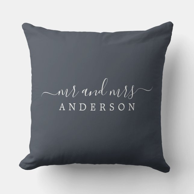 Chic Script Mr. Charcoal Blue Newlywed Monogram Kissen (Vorderseite)