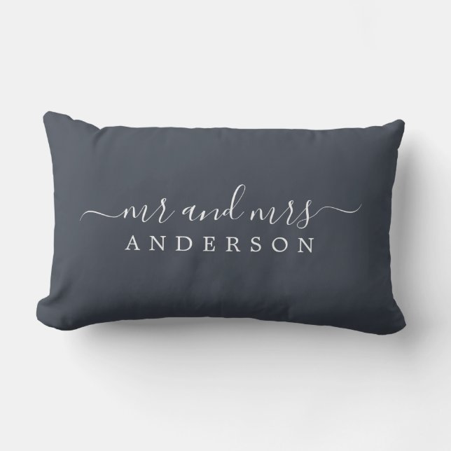 Chic Script Mr. Charcoal Blue Newlywed Monogram Lendenkissen (Vorderseite)