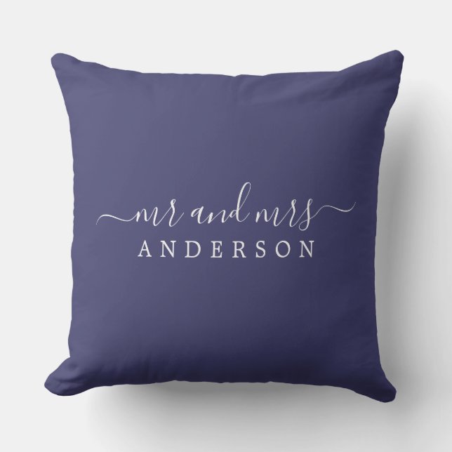 Chic Script Mr. Navy Blue Newlywed Monogram Kissen (Vorderseite)