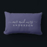 Chic Script Mr. Navy Blue Newlywed Monogram Lendenkissen<br><div class="desc">Chic, modernes mit Monogramm Kissen aus Holzkohle mit dem Text Mr. und Mrs. in weißem, elegantem Drehbuch. Fügen Sie einfach Ihren verheirateten Namen hinzu. Perfektes Geschenk für das frisch verheiratete Paar. Exklusiv für Sie entworfen von Happy Dolphin Studio. Wenn Sie Hilfe oder passende Produkte benötigen, kontaktieren Sie uns bitte unter...</div>