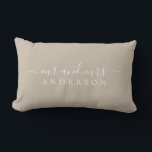 Chic Script Mr. Shiitake Gray Newlywed Monogram Lendenkissen<br><div class="desc">Chic, moderne mit Monogramm shiitake graue Kissen mit dem Text Mr. und Mrs. in weißer eleganter Schrift. Fügen Sie einfach Ihren verheirateten Namen hinzu. Perfektes Luxusgeschenk für das frisch vermählte Paar. Exklusiv für Sie entworfen von Happy Dolphin Studio. Wenn Sie Hilfe oder passende Produkte benötigen, kontaktieren Sie uns bitte unter...</div>