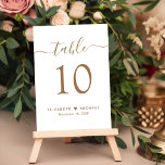 Chic Script Wedding Reception Gold Script Tischnummer<br><div class="desc">Chic Hochzeitsempfangsschild mit "Tisch" in einem stilvollen Goldkalligraphie-Skript mit Swashes,  die Tischnummer in eleganten goldenen Serif Typografie,  Ihre Vornamen verbunden mit einem Herz und Ihr Empfang Datum. Erstellen Sie jedes Tischnummer-Zeichen und fügen Sie Ihren Warenkorb ein nach dem anderen,  dann Karo aus,  sobald alle Zahlen in Ihrem Warenkorb sind.</div>