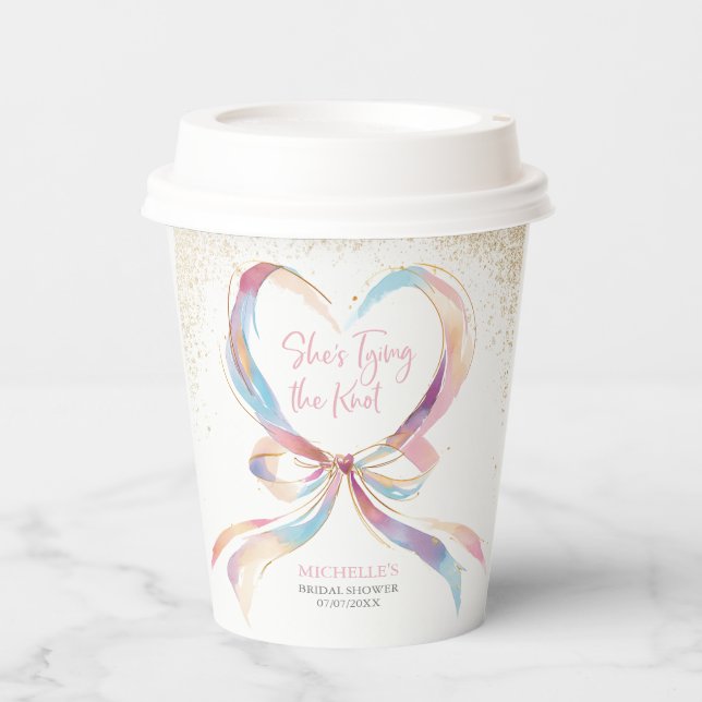 Chic She zähmt das knotenrosa Brautparty Pappbecher (Vorderseite)