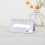 Chic silber Glitzer Drehbuch Lavender Bat Mitzvah Platzkarte<br><div class="desc">Fügen Sie Ihrer Bat Mitzvah-Feier eine Touch Eleganz mit diesen personalisierten Platzkarten hinzu. Diese Zelt-Karten mit einem glänzenden silbernen Hintergrund und einem Star-of-David-Design vervollständigen das Veranstaltungsdekor. Das elegante Design sorgt für eine stilvolle und festliche Atmosphäre für Ihren besonderen Tag.</div>