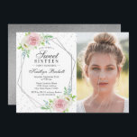 Chic Silver Foil Floral Foto Sweet 16 Birthday Einladung<br><div class="desc">Feiern Sie stilvoll mit diesen stilvollen und sehr trendigen silbernen Folie floralen geometrischen 16. Geburtstagsfeiern. Dieses Design lässt sich leicht mit Ihrer speziellen Veranstaltungssprache personalisieren und Ihre Gäste werden begeistert sein,  wenn sie diese fantastischen Einladungen erhalten.</div>