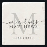 Chic Silver Monogram Script Name Wedding Date Steinuntersetzer<br><div class="desc">Chic, modern schwarz mit Monogramm Stein Untersetzer mit dem Text mr und mrs und Ihr verheirateter Name und Jahr in schwarz elegante handgeschriebene Skriptkalligrafie mit einem silbergrauen Monogramm etabliert. Fügen Sie einfach Ihren Namen, das Monogramm und das Jahr, das unten festgelegt ist, hinzu. Stilvolles Design und perfektes Luxusgeschenk für das...</div>