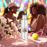 Chic Social Club Bachelorette Edelstahlflasche<br><div class="desc">Bleibe im Stil mit dieser Chic Social Club Wasserflasche,  mit eleganten Tennismotiven und rosa-weiße Streifen. Ideal für Bachelorette-Wochenenden,  Tennisausflüge oder Pickleball-Spiele,  kombiniert diese Flasche Praktikabilität mit Raffinesse. Ein großartiges Geschenk für die Braut,  die zu sein hat,  es ist perfekt für sportliche Feiern oder als Sake für ein unvergessliches Wochenende.</div>