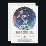 Chic Space Kids Astronaut Boy Birthday Einladung<br><div class="desc">Erleben Sie Ihre Feier mit unserer Chic Space Kids Astronaut Boy Birthday Einladung! Dieses raffinierte Design verbindet schicke Elemente nahtlos mit der Begeisterung der Weltraumforschung und schafft eine zugleich elegante und spielerische Einladung. Stellen Sie sich den Namen Ihres kleinen Astronauten vor, der vor dem Hintergrund dieses schicken Raumdesigns stehend ist,...</div>