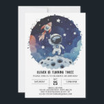 Chic Space Kids Astronaut Boy Birthday Einladung<br><div class="desc">Erleben Sie Ihre Feier mit unserer Chic Space Kids Astronaut Boy Birthday Einladung! Dieses raffinierte Design verbindet schicke Elemente nahtlos mit der Begeisterung der Weltraumforschung und schafft eine zugleich elegante und spielerische Einladung. Stellen Sie sich den Namen Ihres kleinen Astronauten vor, der vor dem Hintergrund dieses schicken Raumdesigns stehend ist,...</div>