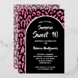 Chic Sweet 16 Leopard Print Birthday Gold Folieneinladung<br><div class="desc">Feiern Sie 16 . Geburtstag Geburtstag Meilenstein mit stilvollen Einladungen mit Ihren Party-Details in echter Silberfolie auf schwarz auf einem schicken rosa und schwarzen Leopardenhintergrund. Diese Einladung wird professionell auf hochwertigem Papier gedruckt. PASSENDE Artikel in unserer Sammlung.</div>