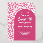 Chic Sweet 16 Leopard Print Birthday Silver Folieneinladung<br><div class="desc">Feiern Sie 16 . Geburtstag Geburtstagsklima mit stilvollen Einladungen mit Ihren Party-Details in echter Silberfolie auf heiß rosa auf einem schicken rosa und weißen leopardenfarbenen Hintergrund. Diese Einladung wird professionell auf hochwertigem Papier gedruckt. PASSENDE Artikel in unserer Sammlung.</div>