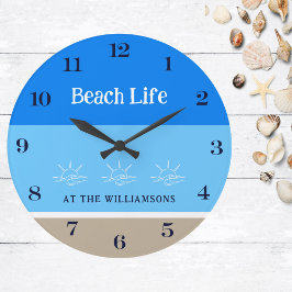 Chic Tan Blue Stripes Familienname Beach House Große Wanduhr