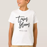 Chic Trendy Brush Black Script Team Groom T-Shirt<br><div class="desc">T - Shirt mit den Worten "Team Groom" in einem schicken, trendigen, schwarzen Pinsel-Skript, das perfekt für den Ringträger ist. Weitere passende Elemente finden Sie hier https://www.zazzle.com/collections/119250194970828530?rf=238364477188679314 Personalisieren Sie es, indem Sie den Platzhalter-Text ersetzen. Für weitere Optionen, wie zum Beispiel den Schriftart zu ändern und seine Größe, Farbe oder den...</div>