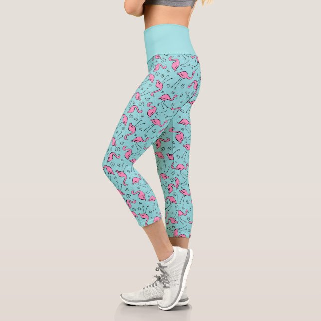 Chic Tropical Pink Flamingo auf Aqua Blue Pattern Capri Leggings (Links)
