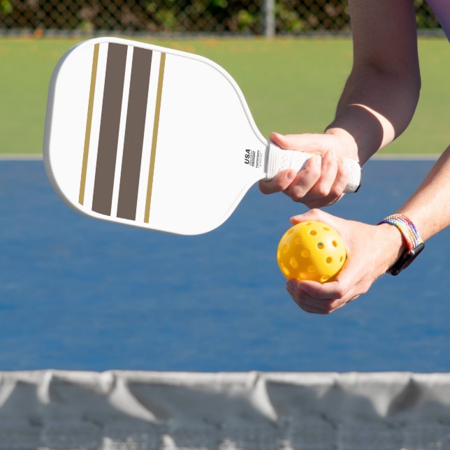 Chic Twin Brown Top Edge Racing Stripes auf weiß Pickleball Schläger (InSitu)