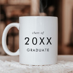 Chic Typografy Class Year Graduate Abschluss Kaffeetasse<br><div class="desc">Diese schicke Typografie-Jahrgang Abschluss-Tasse ist das ideale Geschenk für eine moderne Graduiertenparty. Das einfache Design zeichnet sich durch klassisch minimalistische schwarz-weiße Typografie mit einem rustikalen Bohustempfinden aus. Anpassbar in jeder Farbe. Behalt das Design minimal und elegant, wie es ist, oder personalisiere es durch Hinzufügen von eigenen Grafiken und Kunstwerken. Personalisieren...</div>