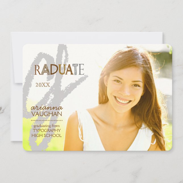 Chic Typografy Foto Abschluss Einladung (Vorderseite)