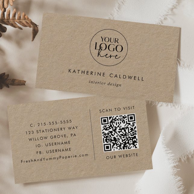 Chic Typografy Kraft Paper Logo und QR Code Visitenkarte (Von Creator hochgeladen)