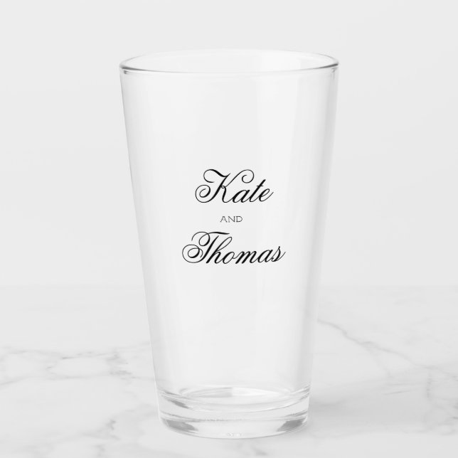 Chic Typografy Personalisiert Bride and Groom Name Glas (Vorderseite)