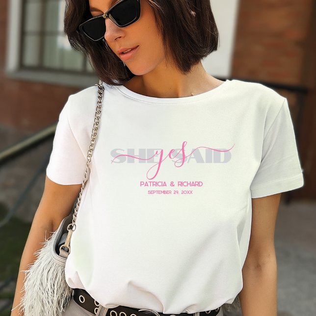 Chic Typografy she Said Yes T-Shirt (Von Creator hochgeladen)