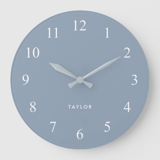 Chic und Elegant Dusty Blau und Weiß Große Wanduhr (Vorderseite)