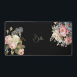 Chic Vintage Personalisierte Rose & Iris Schreibtischunterlage<br><div class="desc">Schöne,  zeitlose und elegante Sprays aus künstlerisch rosa und weiß rosa Rosen,  Pfannkuchen und lila Bartiris mit zartem Blattwerk. Enthält ein bearbeitbares Textfeld für Ihre Personalisierung und die Hintergrundfarbe ist anpassbar.</div>