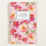 Chic Watercolor Pink Peonies Blumenmuster Custom Planer<br><div class="desc">Tropischer,  individueller Planer mit Aquarellmuster von rosa Peonies auf rosa Hintergrund. Personalisieren Sie diese,  indem Sie Ihren Namen oder Ihre kurze Phrase hinzufügen. Dieser rosa Blumenplaner ist ein personalisiertes Geschenk. Matching-Elemente sind verfügbar.</div>