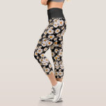 Chic White Daisies auf Schwarz-Flora-Muster Capri Leggings<br><div class="desc">Diese Leggings haben ein mädchenhaftes Blumendesign mit weißen Gänsebläschen mit gelben Mittelpunkten auf schwarzem Hintergrund. Ideal für den Fitnessraum,  die Arbeit oder einfach nur beim Zuhause. Trag sie mit Stil! Entworfen von dem weltbekannten Künstler ©Tim Coffey.</div>