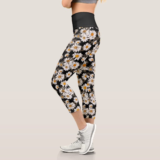 Chic White Daisies auf Schwarz-Flora-Muster Capri Leggings (Links)