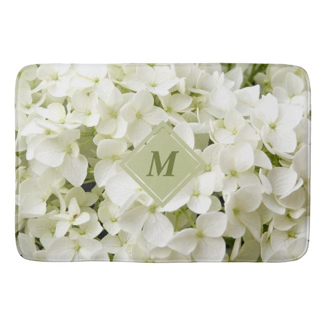 Chic White Hydrangea Sage Green Monogram Bath Mat Badematte (Vorderseite)