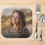 Chic White Script Foto Overlay Graduation Party Pappteller<br><div class="desc">Chic Graduation Party Teller mit dem Foto des Absolventen überlagert mit "graduate" in einem modernen weißen Skript und ihren Namen und Klasse Jahr in der einfachen weißen Typografie.</div>