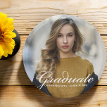 Chic White Script Overlay Graduate Foto Party Pappteller<br><div class="desc">Der Graduate ist in einem einfachen,  weißen Drehbuch über Ihr Senior-Portrait-Foto für eine moderne Graduiertenparty-Papiertafel geschrieben. Dieses zeitgemäße,  minimalistische Party mit Graduiertendekoration ist unter der kursiven Typografie des Jahres 2022 mit Ihrem Namen und Ihrer Klasse gestaltet.</div>