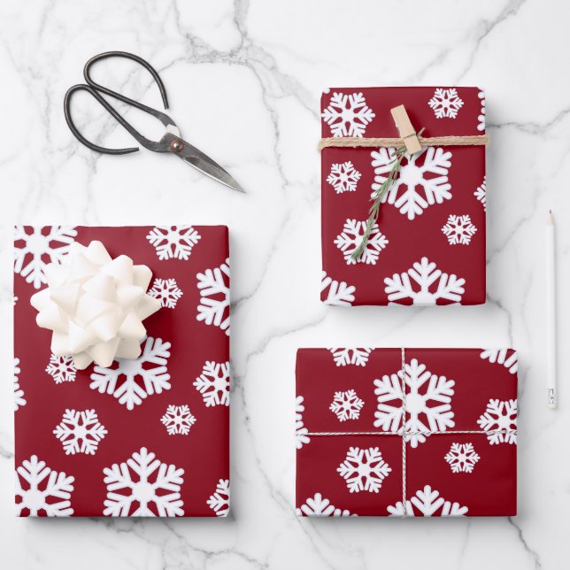 Chic White Snowflakes Nordic Pattern auf Dunkelrot Geschenkpapier Set (Vorderseite)