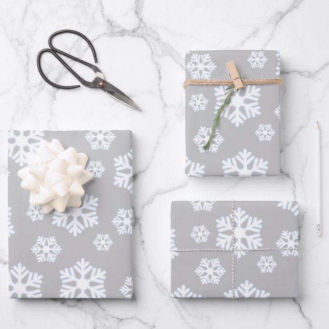 Chic White Snowflakes Nordic Pattern auf Light Gra Geschenkpapier Set (Vorderseite)