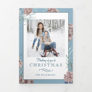 Chic Winter Holiday Pine on Blue Background Dreifach Gefaltete Karte