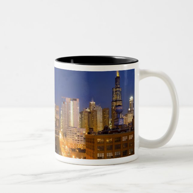 Chicago, Illinois, Skyline aus West Loop Zweifarbige Tasse (Rechts)