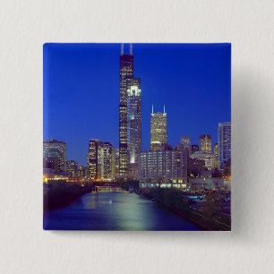 Chicago, Illinois, Skyline bei Nacht mit Chicago Button
