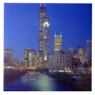 Chicago, Illinois, Skyline bei Nacht mit Chicago Fliese