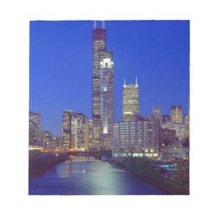Chicago, Illinois, Skyline bei Nacht mit Chicago Notizblock