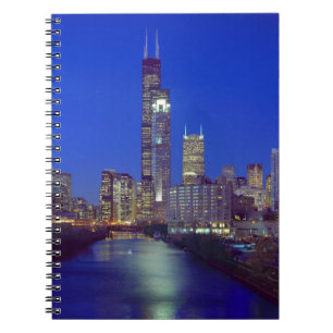 Chicago, Illinois, Skyline bei Nacht mit Chicago Notizblock