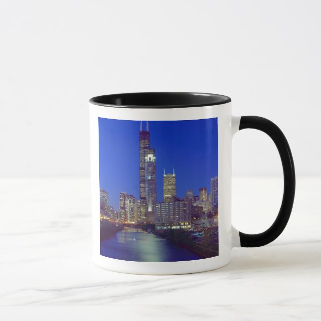 Chicago, Illinois, Skyline nachts mit Chicago Tasse (Rechts)
