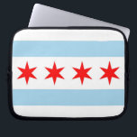 Chicago, Illinois Staat Laptop Sleeve<br><div class="desc">Mit unserem exklusiven Laptop-Ärmel mit der Flagge Chicagos können Sie Ihren Tech-Accessoires eine Touch Chicago Stolz hinzufügen! Dieser Laptop-Ärmel ist mit viel Liebe zum Detail gestaltet und ist mehr als nur eine Schutzhülle; er ist eine Feier von Chicagos kulturellem und kulturellem Stolz. Das stilvolle Design zeigt stolz die ikonische Flagge...</div>