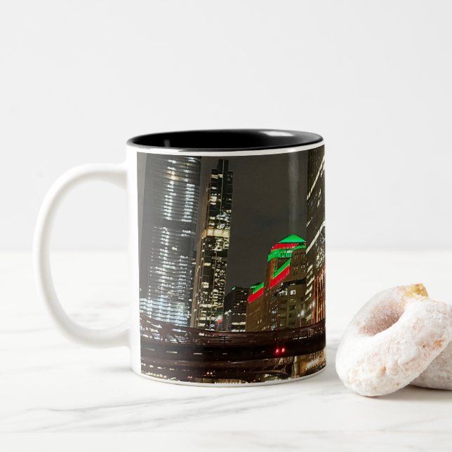 Chicago Skyline bei Nacht Zweifarbige Tasse (Mit Donut)