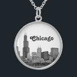 Chicago Skyline Etched Sterling Silberkette<br><div class="desc">Chicago Skyline Etched Look Elegant, stilvoll, chic anpassbar Einladungen und Accessoires mit einem geätzten Blick auf das Wasser der Skyline von Chicago Illinois. Dieses Produkt ist Teil einer Reihe von passenden Designs, die für viele Anlässe und Veranstaltungen leicht anpassbar sind. Wenn Sie separate, passende RSVP-Karten benötigen, Dankeschön, Briefmarke, Magnete, Gefälligeis-Tags,...</div>